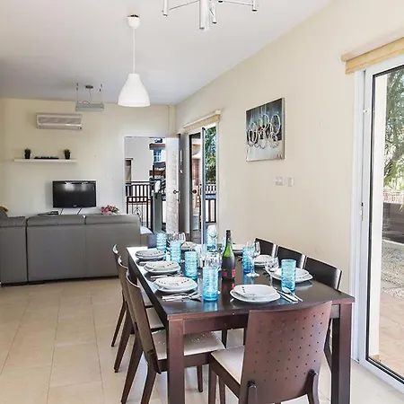 Villa Oforo Sunshine - Modern 4 Bedroom Central Pernera - Short Walk To Pernera Beach