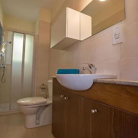 Oforo Sunshine - Modern 4 Bedroom Central Pernera - Short Walk To Pernera Beach Villa *