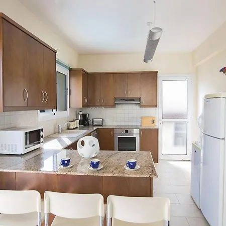 Oforo Sunshine - Modern 4 Bedroom Central Pernera - Short Walk To Pernera Beach Villa *
