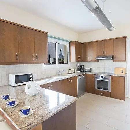 Villa Oforo Sunshine - Modern 4 Bedroom Central Pernera - Short Walk To Pernera Beach Protaras