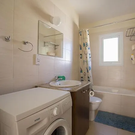 Villa Oforo Sunshine - Modern 4 Bedroom Central Pernera - Short Walk To Pernera Beach