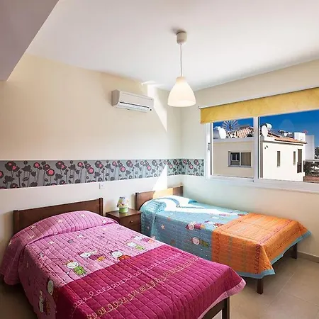 Oforo Sunshine - Modern 4 Bedroom Central Pernera - Short Walk To Pernera Beach Villa *